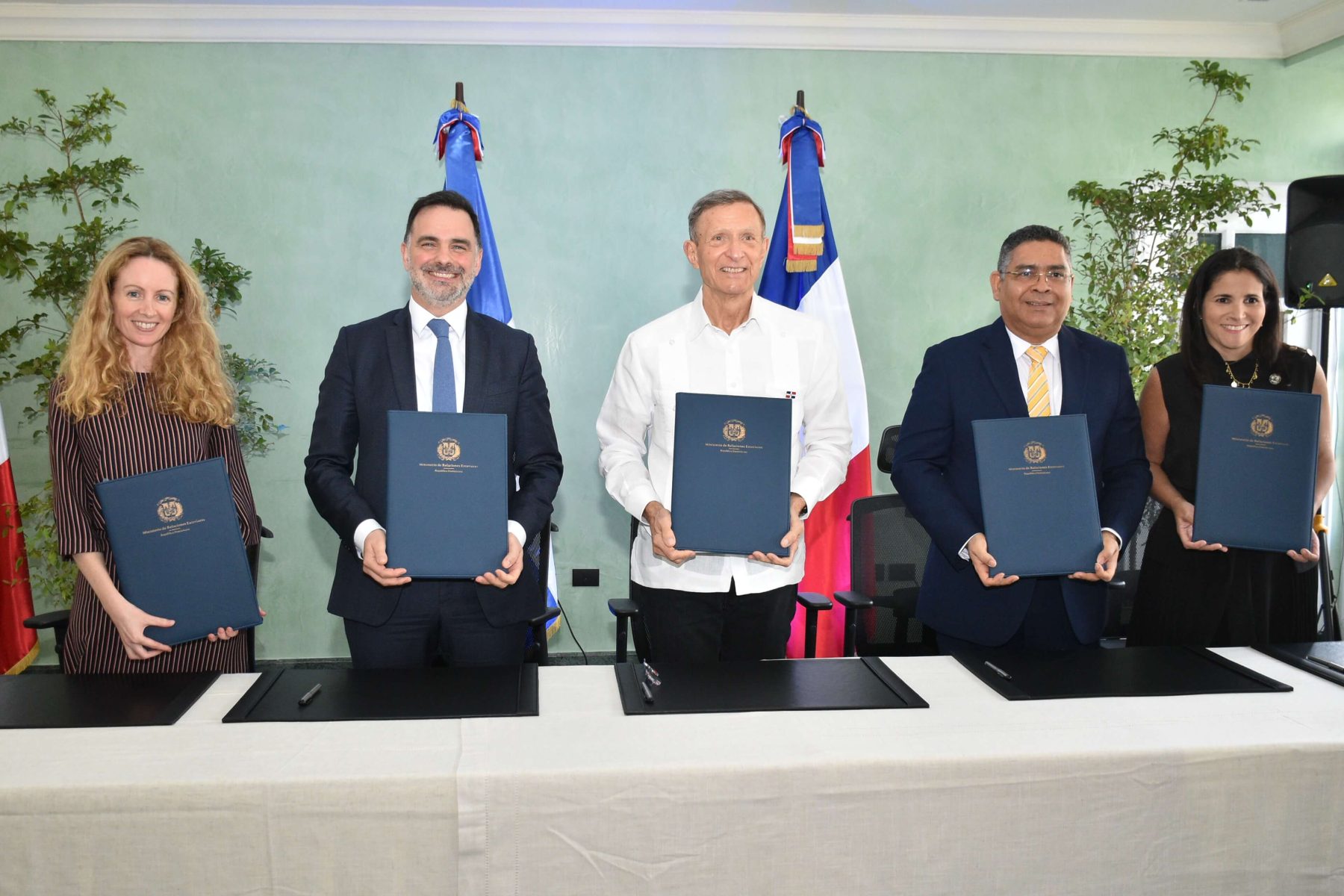 La directora de la AFD en Santo Domingo, Virginie Díaz; el ministro delegado de Comercio Exterior de Francia; Laurent Saint-Martin; el canciller Roberto Álvarez, el viceministro de Análisis Económico y Social, Alexis Cruz Rodríguez, máxima autoridad del Ministerio de Economía, y la viceministra de Crédito Público del Ministerio de Hacienda, María José Martínez.