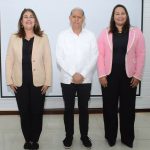 Al centro, el viceministro de Ordenamiento Territorial y Desarrollo Regional, Domingo Matías. De izquierda a derecha, la directora del Centro Nacional de Fomento y Promoción de las Asociaciones Sin Fines de Lucro, Vielka Polanco, y la subdirectora de la Dirección General de Ética e Integridad Gubernamental, Berenice Barinas Ubiñas, encabezaron la mesa del diálogo de la “Estrategia nacional de espacio cívico”, con la sociedad civil en VIOTDR.