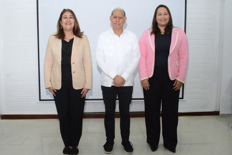 Al centro, el viceministro de Ordenamiento Territorial y Desarrollo Regional, Domingo Matías. De izquierda a derecha, la directora del Centro Nacional de Fomento y Promoción de las Asociaciones Sin Fines de Lucro, Vielka Polanco, y la subdirectora de la Dirección General de Ética e Integridad Gubernamental, Berenice Barinas Ubiñas, encabezaron la mesa del diálogo de la “Estrategia nacional de espacio cívico”, con la sociedad civil en VIOTDR.