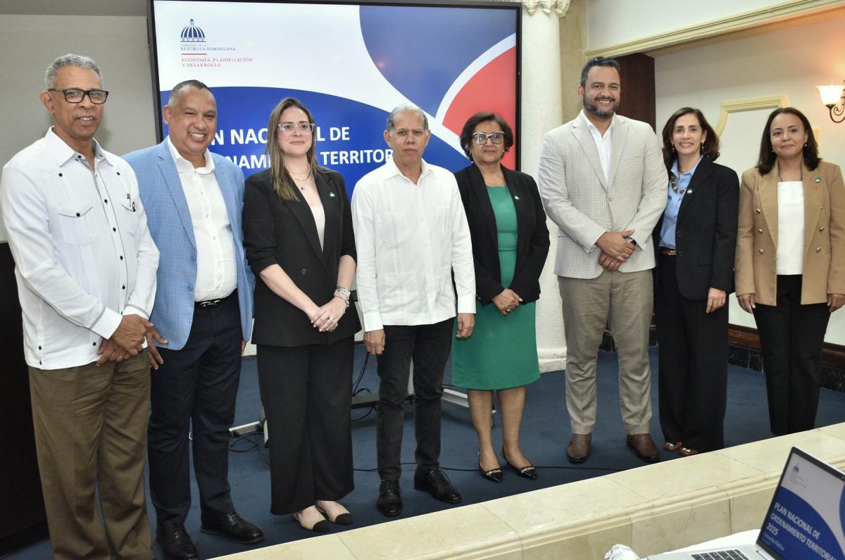 Al centro, el viceministro de Ordenamiento Territorial y Desarrollo Regional, Domingo Matías. De izquierda a derecha, el director de Ordenamiento Territorial, Ramón Valdez; la Encargada de Ordenamiento Territorial Regional, Erika Oviedo; la directora de Gestión del Riesgo y Cambio Climático, Mercedes Feliciano; el viceministro de Monitoreo y Coordinación Gubernamental, Luis Madera; la Encargada de Municipios y Ciudades, Teresa Moreno, y la Encargada de División del Departamento de Ordenamiento Territorial Regional, Wanda Espinal.