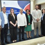 Al centro, el viceministro de Ordenamiento Territorial y Desarrollo Regional, Domingo Matías. De izquierda a derecha, el director de Ordenamiento Territorial, Ramón Valdez; la Encargada de Ordenamiento Territorial Regional, Erika Oviedo; la directora de Gestión del Riesgo y Cambio Climático, Mercedes Feliciano; el viceministro de Monitoreo y Coordinación Gubernamental, Luis Madera; la Encargada de Municipios y Ciudades, Teresa Moreno, y la Encargada de División del Departamento de Ordenamiento Territorial Regional, Wanda Espinal.