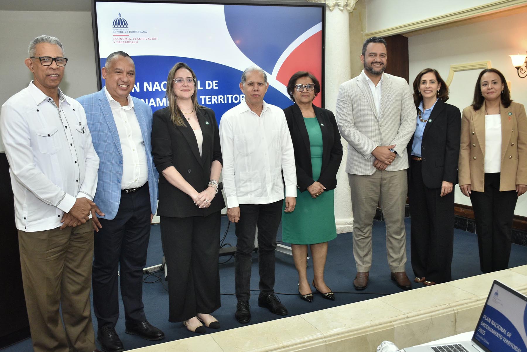 Al centro, el viceministro de Ordenamiento Territorial y Desarrollo Regional, Domingo Matías. De izquierda a derecha, el director de Ordenamiento Territorial, Ramón Valdez; la Encargada de Ordenamiento Territorial Regional, Erika Oviedo; la directora de Gestión del Riesgo y Cambio Climático, Mercedes Feliciano; el viceministro de Monitoreo y Coordinación Gubernamental, Luis Madera; la Encargada de Municipios y Ciudades, Teresa Moreno, y la Encargada de División del Departamento de Ordenamiento Territorial Regional, Wanda Espinal.