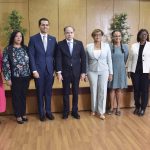 De izquierda a derecha: Clara Aquino, directora de Cooperación Bilateral del MEPyD; Lidia Encarnación, directora Regional del MEPyD; Carlos Hernán, coordinador general del Viceministerio para Asuntos Económicos y de Cooperación del MIREX; Hugo Riveras, viceministro de Asuntos Económicos y Cooperación Internacional del Ministerio de Relaciones Exteriores; Olaya Dotel Caraballo, viceministra de Cooperación Internacional del Ministerio de Economía; Bethania Vegazo, directora de la Dirección de Análisis y Coordinación de la Cooperación Internacional del MEPyD; Sandra Lara De Los Santos, directora de la Dirección General de Cooperación Multilateral del Viceministerio de Cooperación Internacional del MEPyD; y Nathalie Taveras, especialista de Cooperación Internacional del Viceministerio para Asuntos Económicos y de Cooperación Internacional del MIREX.
