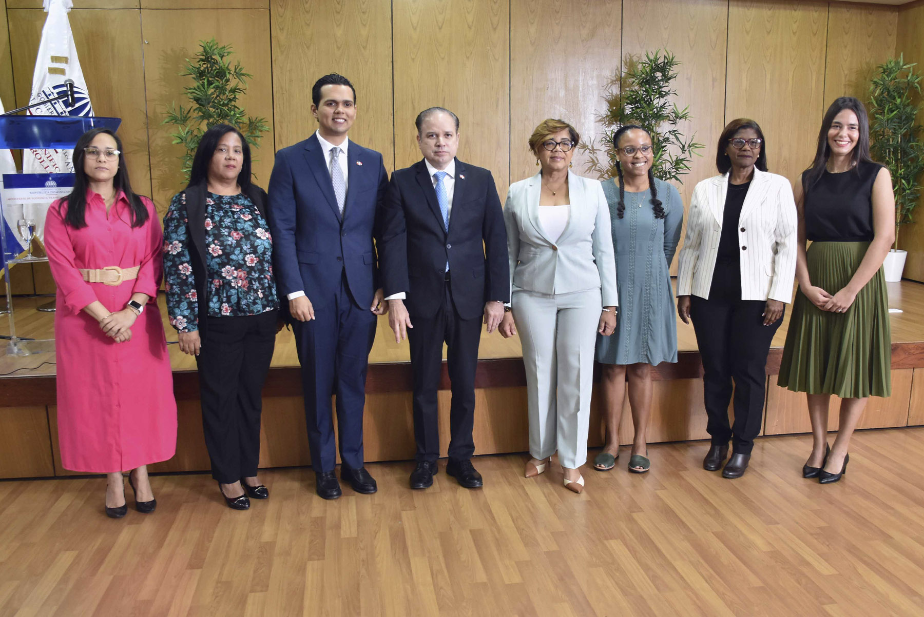 De izquierda a derecha: Clara Aquino, directora de Cooperación Bilateral del MEPyD; Lidia Encarnación, directora Regional del MEPyD; Carlos Hernán, coordinador general del Viceministerio para Asuntos Económicos y de Cooperación del MIREX; Hugo Riveras, viceministro de Asuntos Económicos y Cooperación Internacional del Ministerio de Relaciones Exteriores; Olaya Dotel Caraballo, viceministra de Cooperación Internacional del Ministerio de Economía; Bethania Vegazo, directora de la Dirección de Análisis y Coordinación de la Cooperación Internacional del MEPyD; Sandra Lara De Los Santos, directora de la Dirección General de Cooperación Multilateral del Viceministerio de Cooperación Internacional del MEPyD; y Nathalie Taveras, especialista de Cooperación Internacional del Viceministerio para Asuntos Económicos y de Cooperación Internacional del MIREX.