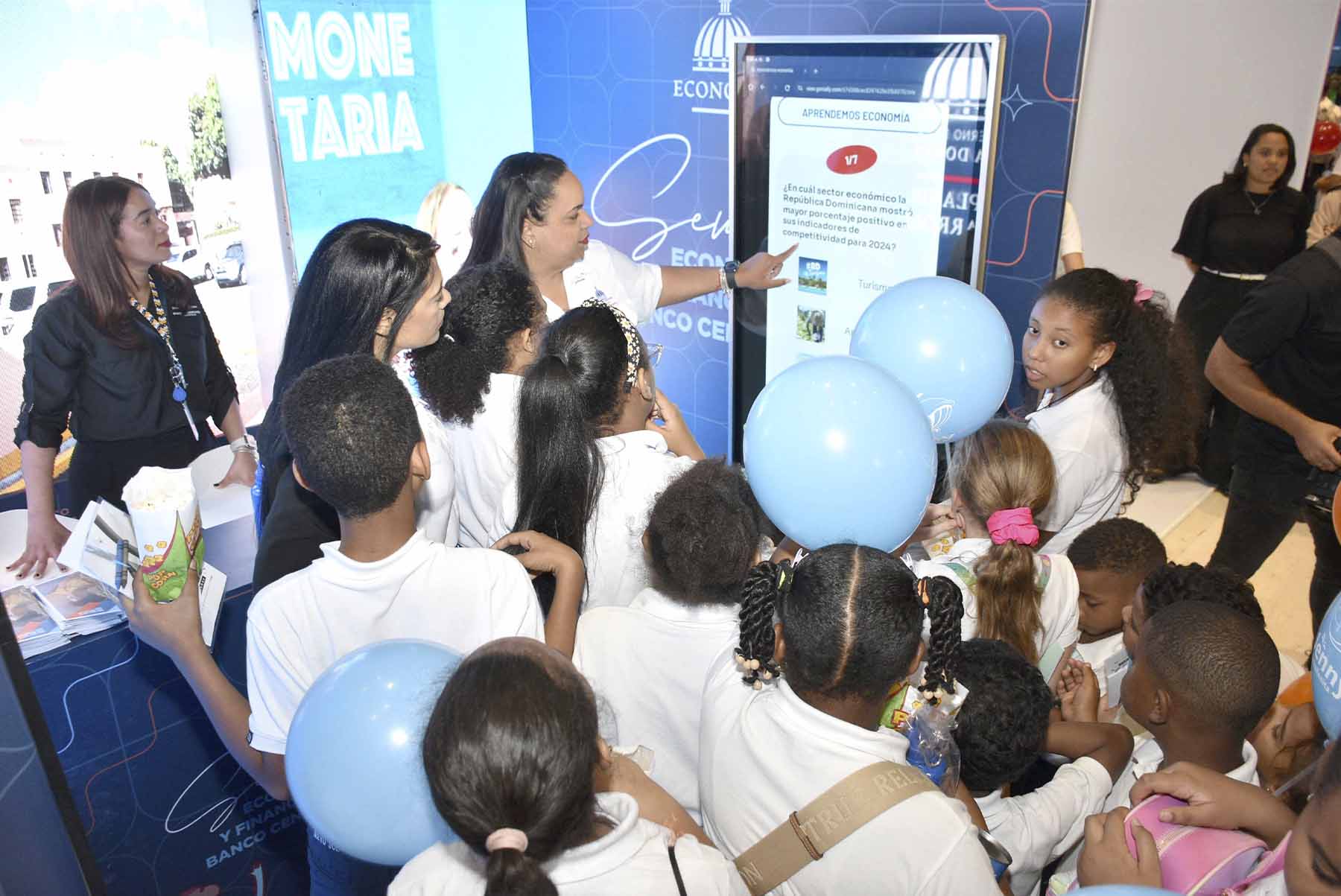 Viceministro Alexis Cruz inaugura puesto en Semana Económica y Financiera 20252