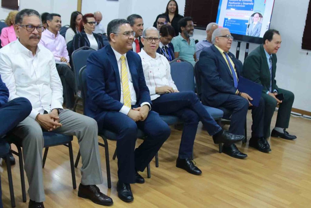 Remisión NP y fotos Conferencia Roberto Cassá